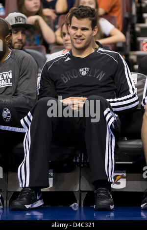 Philadelphie, USA. 11 mars 2013. Brooklyn Nets avant Kris Humphries (43) observe depuis les coulisses en tant qu'il n'a pas entrer dans le jeu NBA entre les Brooklyn nets et les Philadelphia 76ers au Wells Fargo Center de Philadelphie, Pennsylvanie. Les Philadelphia 76ers battre les Brooklyn Nets, 106-97 Crédit : Cal Sport Media / Alamy Live News Banque D'Images