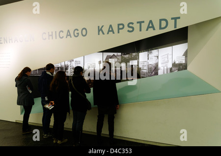 Les gens à l'écran dans l'axe de l'exposition sur l'Holocauste dans le musée juif de Berlin Banque D'Images