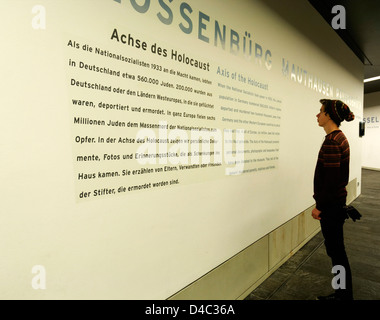 Un jeune homme la lecture de l'axe de l'exposition sur l'Holocauste dans le musée juif de Berlin Banque D'Images