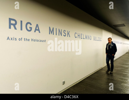 Une personne qui marche le long de l'axe de l'exposition sur l'Holocauste dans le musée juif de Berlin Banque D'Images