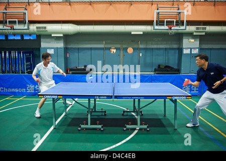 Jonney Shih, Président d'ASUS joue un ping-pong avec Jerry Shen, PDG d'ASUS. Pour eux le ping-pong est une métaphore pour les entreprises et Banque D'Images