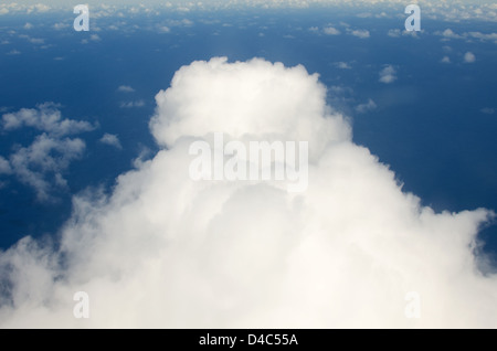 Les nuages blancs moelleux sur une mer bleue profonde Banque D'Images
