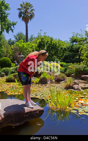 Une jolie femme appréciant les plaisirs du jardin japonais dans le sud du parc d'Adélaïde en Australie du Sud Banque D'Images