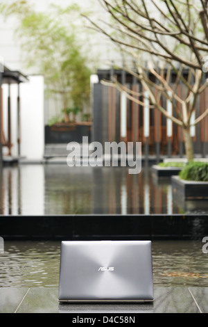 L'ASUS Zenbook, un PC portable ultra-fin pour une finition métallique, haut-parleurs stéréo, et touches rétro-éclairées. Banque D'Images