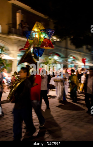 Une fanfare dirige une posada dans la veille de Noël, à Oaxaca, au Mexique. Banque D'Images