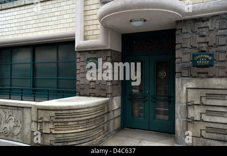 Façade avant et porte d'entrée du bureau d'origine et de l'usine de fabrication de la japonaise Nintendo Playing Card Company Ltd à Kyoto, Japon. Banque D'Images