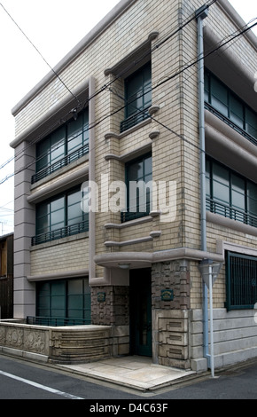 Façade avant et porte d'entrée du bureau d'origine et de l'usine de fabrication de la japonaise Nintendo Playing Card Company Ltd à Kyoto, Japon. Banque D'Images