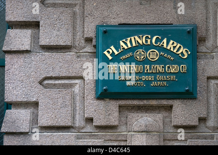 Signe sur le mur de la façade avant du bureau d'origine et de l'usine de fabrication de la japonaise Nintendo Playing Card Company Ltd à Kyoto, Japon. Banque D'Images