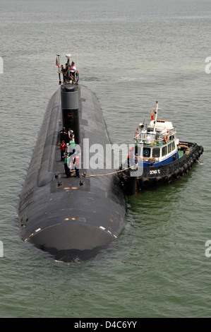 Sous-marin d'attaque rapide de classe Los-Angeles USS Springfield se prépare à venir aux côtés d'offres sous-marin USS Emory S. Land alors que sur un port visiter le 13 juillet 2011 à Manama, Bahreïn. Banque D'Images