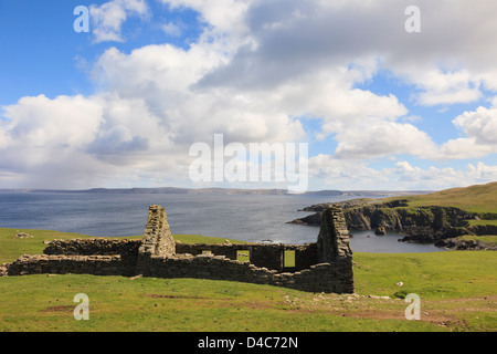 Reste d'une épave croft sans un toit sur la côte près de Fethaland, Northmavine, Mainland Shetland Islands, Scotland, UK Banque D'Images