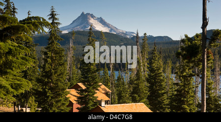 Longue Vue panoramique sur les toits de cabine parmi les arbres autour du lac Olallie près de Mount Jefferson Amérique du Nord de l'état de l'Oregon Banque D'Images