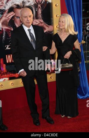 Los Angeles, Californie, USA. 11 mars 2013. L'acteur ALAN ARKIN et épouse à ' l'incroyable Burt Wonderstone' Première mondiale tenue au Chinese Theatre, à Hollywood. (Crédit Image : Photo : Jeff Frank/ZUMAPRESS.com/Alamy Live News) Banque D'Images