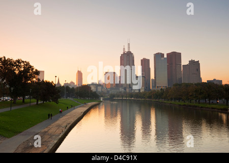 Afficher le long de la rivière Yarra à city skyline at Dusk. Melbourne, Victoria, Australie Banque D'Images