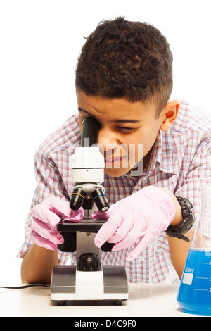 Cute boy noir avec microscope dans le laboratoire à fermer dans l'échantillon Banque D'Images