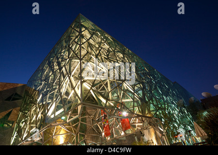 Architecture de Federation Square de nuit. Melbourne, Victoria, Australie Banque D'Images