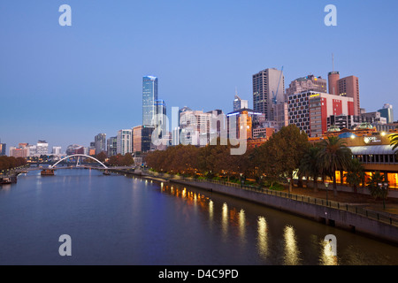 La Rivière Yarra et sur les toits de la ville au crépuscule. Melbourne, Victoria, Australie Banque D'Images