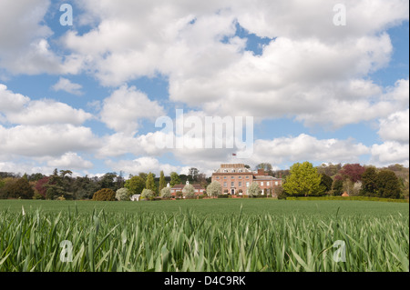 Immobilier St Clere historic Mansion house battant British Union Jack flag avec champ de blé en premier plan n jour nuageux ensoleillé Banque D'Images