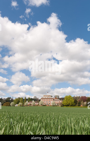 Immobilier St Clere historic Mansion house battant British Union Jack flag avec champ de blé en premier plan n jour nuageux ensoleillé Banque D'Images