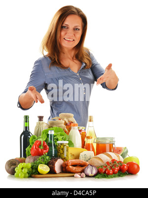 Jeune femme avec des produits d'épicerie isolated on white Banque D'Images