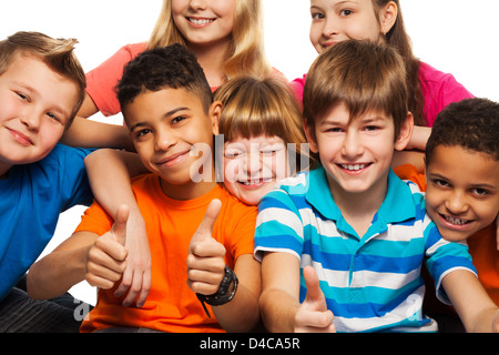 Grand groupe d'enfants heureux de la diversité les garçons et les filles de l'âge 8-11 ans avec l'un d'eux Thumbs up et sourire Banque D'Images