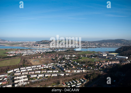 Morfa Conwy à l'ensemble de la marina Conwy Deganwy et photographié de Conwy Mountain. Banque D'Images