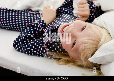 Girl Lying in Bed Banque D'Images