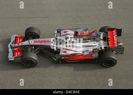 Pilote d'essai espagnol Pedro de la Rosa, dirige la nouvelle Vodafone McLaren Mercedes MP4-23 voiture de course pendant le premier test au Cicuito de Jerez à Jerez, en Espagne, 09 janvier 2008. La voiture a été présenté au public à Stuttgart le 07 janvier. Photo : Daimler Benz Banque D'Images