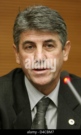 Hadzierski Gjorica, entraîneur-chef de l'équipe nationale d'Azerbaïdjan, photographié au cours d'une conférence de presse de la Fédération de football (DFB) à Francfort-sur-Main, Allemagne, 10 janvier 2008. Au siège de la DFB dates de l'UEFA 2010 du monde ont été fixés. Photo : Frank Rumpenhorst Banque D'Images