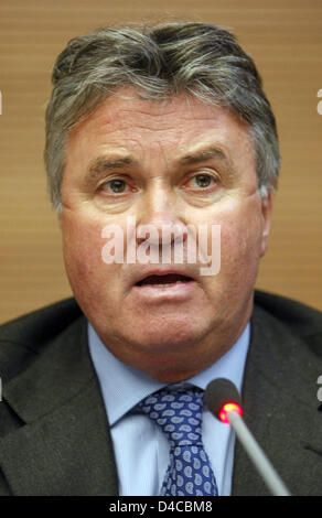 Guus Hiddink, l'entraîneur-chef de l'équipe nationale de la Russie, en photo lors d'une conférence de presse de la Fédération de football (DFB) à Francfort-sur-Main, Allemagne, 10 janvier 2008. Au siège de la DFB dates de l'UEFA 2010 du monde ont été fixés. Photo : Frank Rumpenhorst Banque D'Images