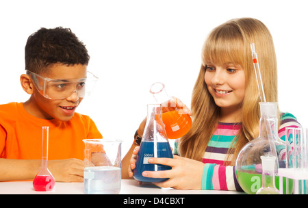 L'équipe diversité black teen boy et blond Caucasian girl à l'école de chimie, isolated on white Banque D'Images