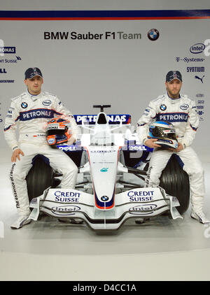 Les pilotes de Formule 1 Nick Heidfeld (R) de l'Allemagne et Robert Kubica (L) à partir de la Pologne posent à côté de la nouvelle BMW Sauber F1.08" formule "une voiture à Munich, Allemagne, le 14 janvier 2008. Photo : GERO BRELOER Banque D'Images