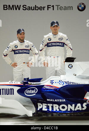 Les pilotes de Formule 1 Nick Heidfeld (L) de l'Allemagne et Robert Kubica (R) de la Pologne posent derrière la nouvelle BMW Sauber F1.08" formule "une voiture à Munich, Allemagne, le 14 janvier 2008. Photo : GERO BRELOER Banque D'Images