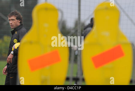 Club Borussia Dortmund Bundesliga entraîneur en chef Thomas Doll montré derrière deux mannequins de formation à l'équipe du camp d'entraînement d'hiver à Marbella, Espagne, 14 janvier 2008. Borussia Dortmund poursuivra son camp de préparation jusqu'au 20 janvier 2008. Photo : Peter Kneffel Banque D'Images