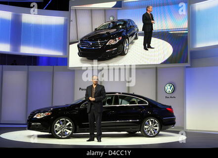 Stefan Jacobi, Volkswagen of America CEO, présente la nouvelle VW Passart coupé au 2008 North American International Auto Show (NAIAS) à Detroit, MI, USA, 13 janvier 2008. Photo : Bernd Weissbrod Banque D'Images