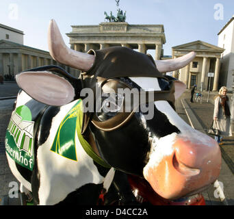 Vache en plastique 'Autre' est mis en face de la porte de Brandebourg, Berlin, Allemagne, 14 janvier 2008. La vache annonces pour la Semaine internationale de Gree qui ouvre ses portes du 18 au 28 janvier 2008. Photo : Wolfgang Kumm Banque D'Images