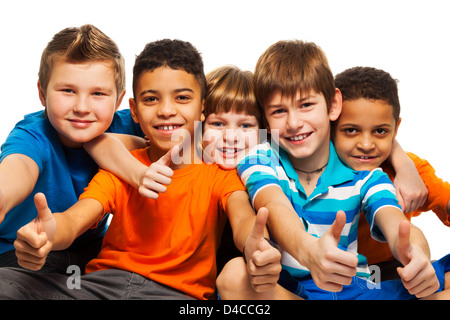 Une rangée de cinq professionnels diversité culturelle enfants garçons et filles isolated on white Banque D'Images