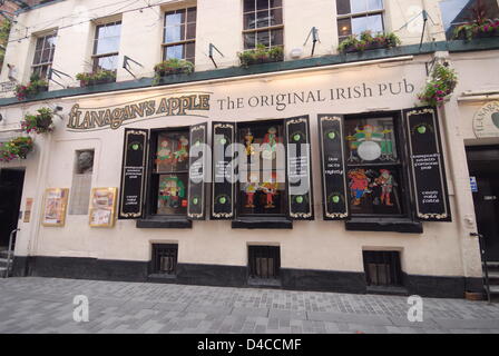 (Afp) le fichier photo datée d'août 2007 montre l'Irish Pub à Mathew Street, à Liverpool, Royaume-Uni. Ce pub irlandais a été favorisée par les Beatles pour descendre quelques bières après avoir effectué au légendaire Cavern Club d'en face d'elle. Liverpool, figurant sur la liste du patrimoine mondial de l'Unesco depuis 2004, est la capitale européenne de la Culture 2008. Photo : Guenter Schenk Banque D'Images