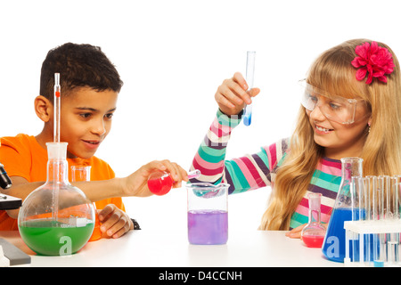 L'expérimentation avec les enfants à l'école de chimie de la classe de laboratoire de chimie Banque D'Images