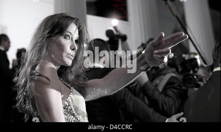 La photo non datée montre Carla Bruni, modèle, chanteuse franco-italienne et petite amie du président français Nicolas Sarkozy, au cours d'une campagne publicitaire pour la nouvelle Lancia Musa. Depuis la présentation de la Lancia Musa au Festival du Film de Venise, Bruni est un Lancia-Testimonial', que Lancia membres dans un communiqué de presse. En outre, Bruni s'apprête à annoncer en Allemagne à partir de Febr Banque D'Images