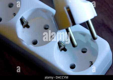 D'une prise de courant et un bouchon de près jusqu'à Osnabrück, Allemagne, 14 janvier 2008. Illustration sur le thème : énergie, électricité, autres frais de logement. Photo : Friso Gentsch Banque D'Images