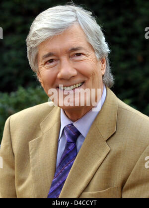 L'acteur allemand Christian Wolff pose après la ZDF TV-show 'Volle Kanne - Service taeglich' à Duesseldorf, Allemagne, 17 janvier 2008. Sa percée a été son la part d'un garde forestier en allemand série tv "Forsthaus Falkenau' ('Forester's house Falkenau'). Il a quitté la série en 2005 en raison de sa seconde crise cardiaque en 2003. Photo : HORST OSSINGER Banque D'Images