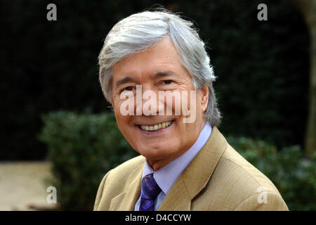 L'acteur allemand Christian Wolff pose après la ZDF TV-show 'Volle Kanne - Service taeglich' à Duesseldorf, Allemagne, 17 janvier 2008. Sa percée a été son la part d'un garde forestier en allemand série tv "Forsthaus Falkenau' ('Forester's house Falkenau'). Il a quitté la série en 2005 en raison de sa seconde crise cardiaque en 2003. Photo : HORST OSSINGER Banque D'Images