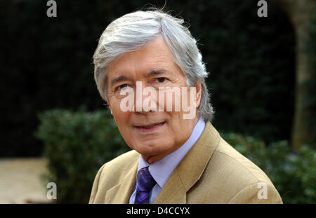 L'acteur allemand Christian Wolff pose après la ZDF TV-show 'Volle Kanne - Service taeglich' à Duesseldorf, Allemagne, 17 janvier 2008. Sa percée a été son la part d'un garde forestier en allemand série tv "Forsthaus Falkenau' ('Forester's house Falkenau'). Il a quitté la série en 2005 en raison de sa seconde crise cardiaque en 2003. Photo : HORST OSSINGER Banque D'Images