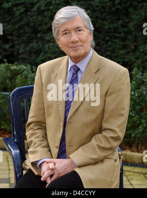 L'acteur allemand Christian Wolff pose après la ZDF TV-show 'Volle Kanne - Service taeglich' à Duesseldorf, Allemagne, 17 janvier 2008. Sa percée a été son la part d'un garde forestier en allemand série tv "Forsthaus Falkenau' ('Forester's house Falkenau'). Il a quitté la série en 2005 en raison de sa seconde crise cardiaque en 2003. Photo : HORST OSSINGER Banque D'Images