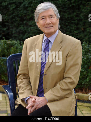 L'acteur allemand Christian Wolff pose après la ZDF TV-show 'Volle Kanne - Service taeglich' à Duesseldorf, Allemagne, 17 janvier 2008. Sa percée a été son la part d'un garde forestier en allemand série tv "Forsthaus Falkenau' ('Forester's house Falkenau'). Il a quitté la série en 2005 en raison de sa seconde crise cardiaque en 2003. Photo : HORST OSSINGER Banque D'Images