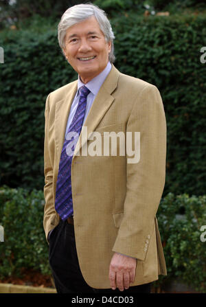 L'acteur allemand Christian Wolff pose après la ZDF TV-show 'Volle Kanne - Service taeglich' à Duesseldorf, Allemagne, 17 janvier 2008. Sa percée a été son la part d'un garde forestier en allemand série tv "Forsthaus Falkenau' ('Forester's house Falkenau'). Il a quitté la série en 2005 en raison de sa seconde crise cardiaque en 2003. Photo : HORST OSSINGER Banque D'Images