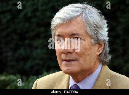 L'acteur allemand Christian Wolff pose après la ZDF TV-show 'Volle Kanne - Service taeglich' à Duesseldorf, Allemagne, 17 janvier 2008. Sa percée a été son la part d'un garde forestier en allemand série tv "Forsthaus Falkenau' ('Forester's house Falkenau'). Il a quitté la série en 2005 en raison de sa seconde crise cardiaque en 2003. Photo : HORST OSSINGER Banque D'Images