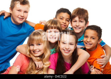 Groupe d'enfants la diversité heureuse sourire et rire les enfants de race blanche et noire Banque D'Images