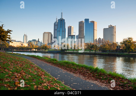 Vue d'automne le long de la rivière Yarra aux toits de la ville, à l'aube. Melbourne, Victoria, Australie Banque D'Images