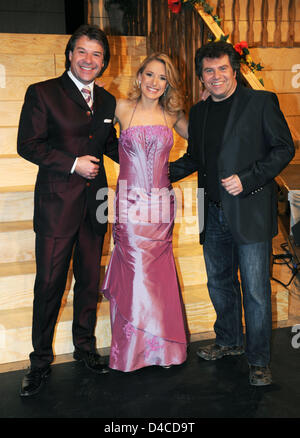 Chanteurs de musique folklorique Patrick Lindner (L-R) Stefanie Hertel et Andy Borg présentent sur scène à la musique folklorique TV show "usikantenstadl" à Landshut, Allemagne, 17 janvier 2008. Le spectacle sera en tournée 26 villes en Allemagne, Autriche, Suisse, France et aux Pays-Bas. Photo : ARMIN WEIGEL Banque D'Images